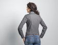 Langarmbluse aus Bio-Baumwolle mit klassischem Schnitt in Schiefer Grau an Model Rückenansicht