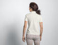 Gelegtes Polo-Shirt für Damen aus Bio-Baumwolle in Weiß ohne optische Aufheller Model hinten