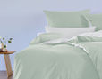 Edel-Linon Kissenbezüge Bio-Baumwolle auf Bett in den Farben Salbei und Weiß