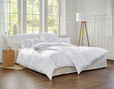 Satin-Bettwäsche aus Bio-Baumwolle von Cotonea im Schlafzimmer in Weiß ohne optische Aufheller