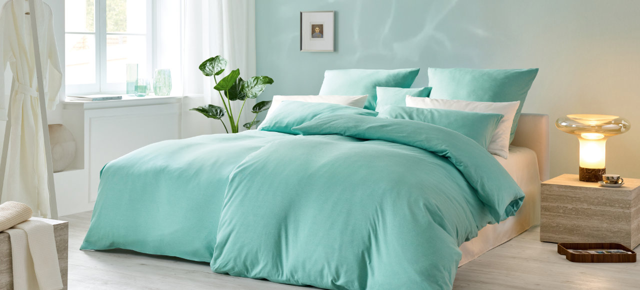 Schlafzimmer mit Bio Jersey-Bettwäsche Merelly in Urban Pool Türkis aus Bio Baumwolle von Cotonea
