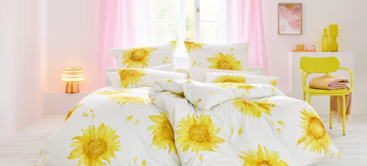 Schlafzimmer mit Bio Satin-Bettwäsche Sonnenblume von Cotonea