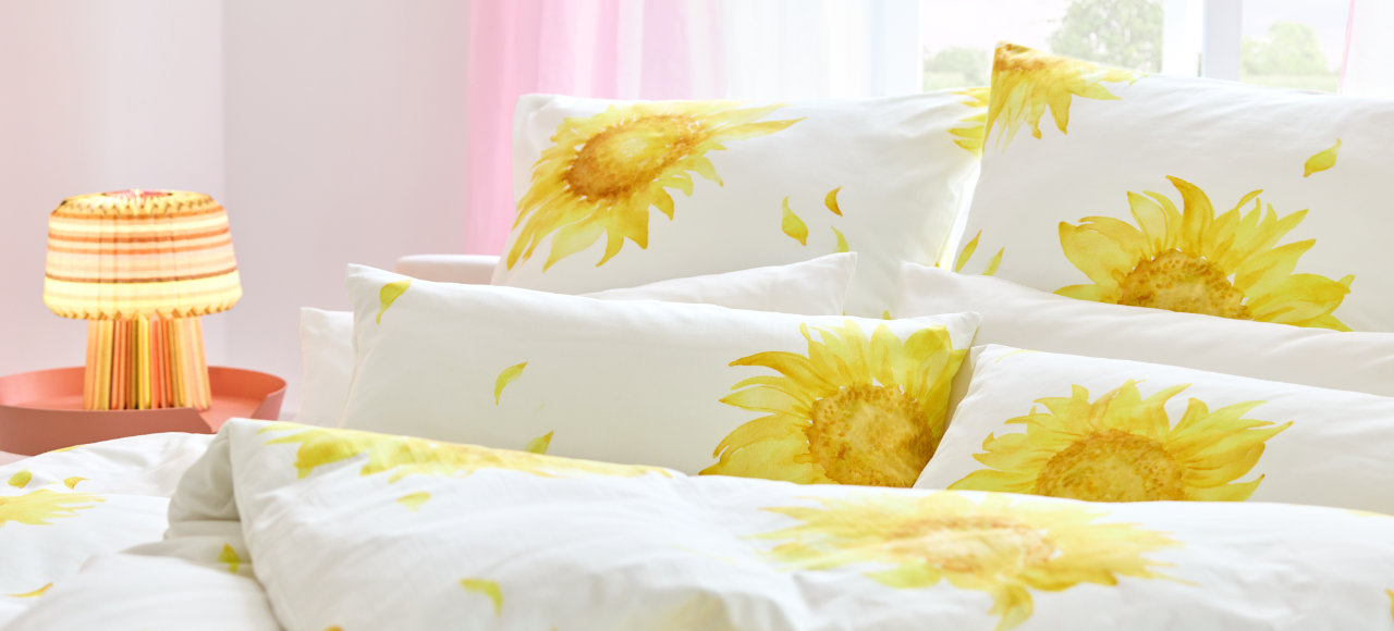 Bett mit Bio Satin-Bettwäsche Sonnenblume von Cotonea