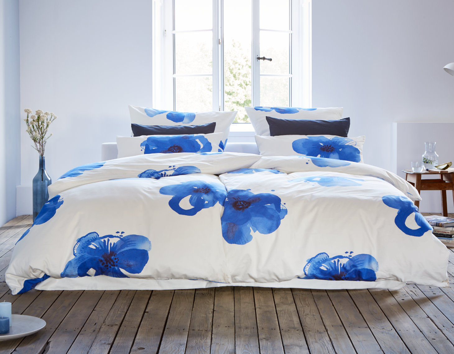 Bettwäsche Satin Kollektion aus Bio-Baumwolle mit Blumenmuster Blau auf Bett im Schlafzimmer
