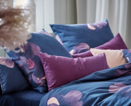 Hochwertige Bettwäsche von Cotonea mit Blumenmuster Anemone in Blau und Rot