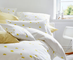 Hochwertige Bettwäsche von Cotonea mit Blumenmuster in Gelb und Weiß