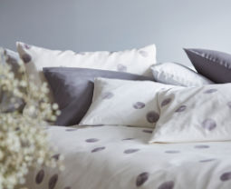 Hochwertige Bettwäsche von Cotonea mit Tupfenmuster in Grau und Weiß