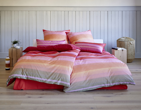 Schlafzimmer mit Satin-Bettwäsche aus reiner Bio-Baumwolle im Meran Design von Cotonea