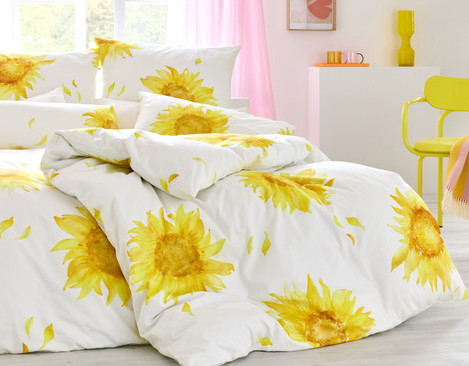 Bett mit Bio Satin Bettwäsche aus reiner Bio-Baumwolle im Design Sonnenblume von Cotonea