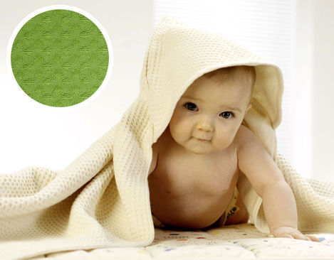 Cotonea Baby Kapuzenbadetuch aus reiner Bio-Baumwolle Waffelpikee mit Flanell in Hellgrün