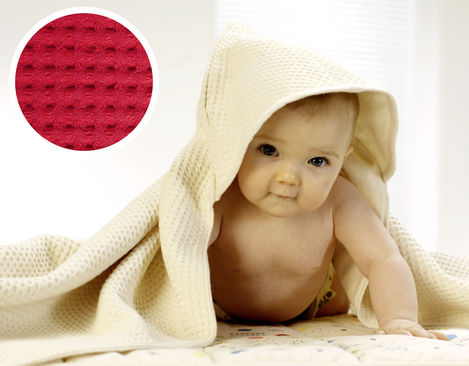 Cotonea Baby Kapuzenbadetuch aus Bio-Baumwolle Waffelpikee Flanell in Rot
