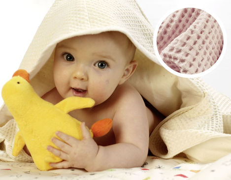 Cotonea Baby Kapuzenbadetuch aus Bio-Baumwolle Waffelpikee Flanell in Rouge