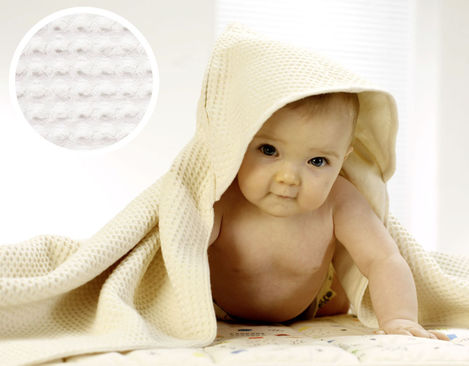 Cotonea Baby Kapuzenbadetuch aus reiner Bio-Baumwolle Waffelpikee mit Flanell in Weiß