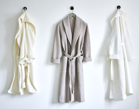 Badezimmer mit Bio-Bademänteln aus Bio-Baumwolle von Cotonea