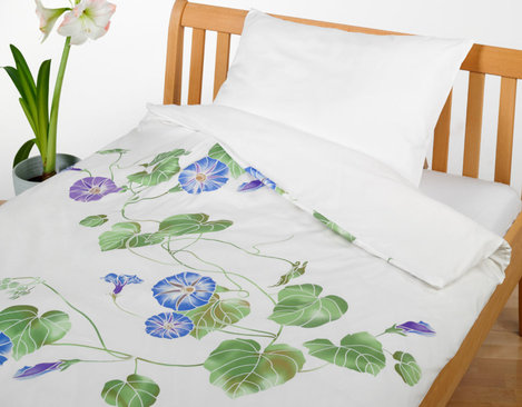Feinsatin Bettwäsche Garnitur mit Blumen Design als Garnitur auf Bett