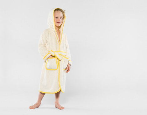 Kinderbademantel getragen von Jungen in Natur mit gelbem Saum und Gürtel