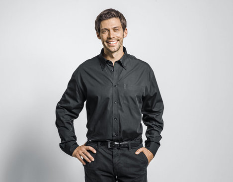 Bio Baumwoll Herren Hemd getragen Vorderansicht mit Button-Down Kragen in Schwarz