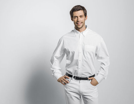 Bio Baumwoll Herren Hemd getragen Vorderansicht mit Button-Down Kragen in Weiß mit optischen Aufhellern