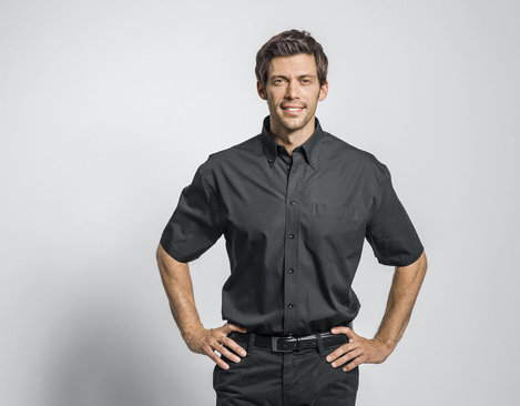 Kurzarm Herren Hemd aus Bio Baumwolle mit Button-Down Kragen in Schwarz Model Vorderseite