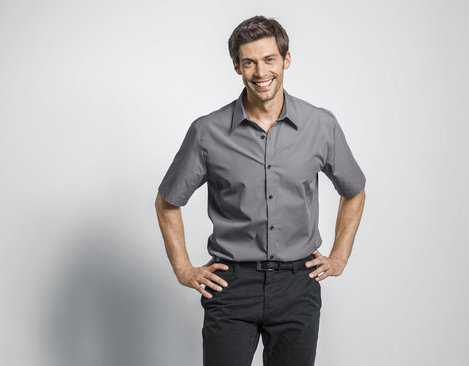 Tailliertes Herren Hemd mit kurzen Armen und New-Kent Kragen aus Bio Baumwolle in Schiefer Grau Model