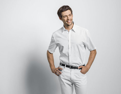 Tailliertes Herren Hemd mit kurzen Armen und New-Kent Kragen aus Bio Baumwolle in Weiß Model Vorderansicht