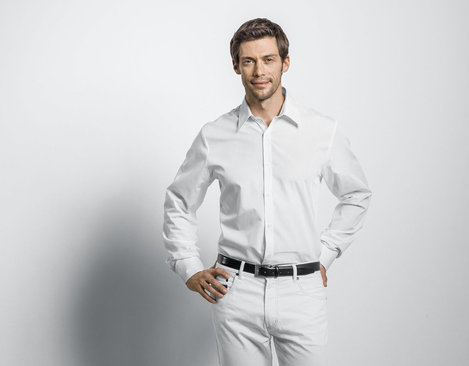 Herren Hemd aus Bio Zwirn mit New-Kent Kragen und extra Langarm in Weiß Model Vorderansicht