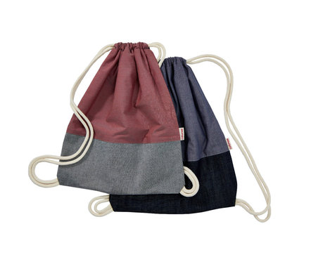 Stoffturnbeutel aus Bio-Baumwolle für Kinder Kollektion in Rubino Rot und Jeansblau übereinander gelegt