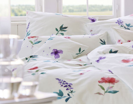 Satin-Bettwäsche mit Blumenmuster auf Kissenbezüge aus Bio-Baumwolle von Cotonea