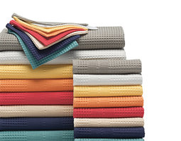 Bio Waffelpikee-Handtuch Kollektion gestapelt in unterschiedlichen Farben