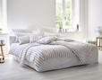 Bio Satin Bettwäsche Kollektion Graue Streifen auf Weiß auf Bett im Schlafzimmer