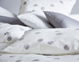 Bio Satin Bettwäsche mit grauen Tupfen auf Weiß Ausschnitt von Kissen überzogen