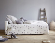 Satin Bettwäsche Bio Baumwolle Kollektion mit grauen Tupfen auf Weiß auf Bett im Schlafzimmer