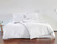 Bio-Bettwäsche aus Edel-Linon für das Schlafzimmer von Cotonea in Weiß ohne optische Aufheller