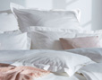 Feinsatin Bio-Bettwäsche in Weiß dekoriert auf dem Bett