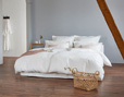 Bio-Bettwäsche in Weiß ohne otpische Aufheller aus Feinsatin im Schlafzimmer