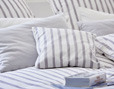 Bio-Bettwäsche Kissenbezüge aus Baumwollsatin mit Grau/Weiß Streifenmuster von Cotonea
