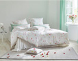 Bio Bettwäsche im Schlafzimmer mit Blütenblättern von Cotonea