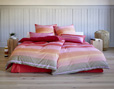 Schlafzimmer mit Satin-Bettwäsche aus reiner Bio-Baumwolle im Meran Design von Cotonea