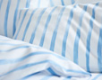Deatilaufnahme Bio Bettwäsche Satin Aqaurell Streifen in Farbe Hellblau von Cotonea