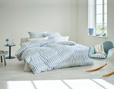 Bio Satin Bettwäsche Kollektion Streifen in Hellblau auf Weiß auf Bett im Schlafzimmer