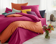 Bett mit Bio Satin Bettwäsche Classic in Sangria und Orange mit bunten Kissen von Cotonea