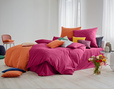 Schlafzimmer mit Bio Satin Bettwäsche Classic in Sangria und Orange von Cotonea