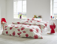 Schlafzimmer mit Bio Satin Bettwäsche aus reiner Bio-Baumwolle im Design Mohnblume von Cotonea