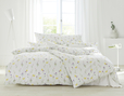 Schlafzimmer mit Bio Satin Bettwäsche aus reiner Bio-Baumwolle im Wiesenglück Design von Cotonea
