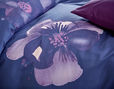 Cotonea Bettwäsche mit Blau Lila Blumenmuster auf Satin-Stoff aus Bio-Baumwolle
