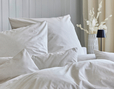 Bio-Bettwäsche mit feinen Streifen aus Bio-Baumwolle von Cotonea auf Bett