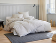 Schlafzimmer mit Bio-Bettwäsche mit feinen Streifen aus Bio-Baumwolle von Cotonea