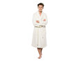 Frottier-Badenmantel getragen von Frau nach dem Duschen in Weiß ohne optische Aufheller