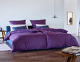 Bio Satin Bettwäsche Kollektion auf Bett im Schlafzimmer in Farbthema Beere