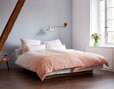 Bio Baumwolle Bettwäsche mit rose Rosenquarz-Motiv im Schlafzimmer auf Bett